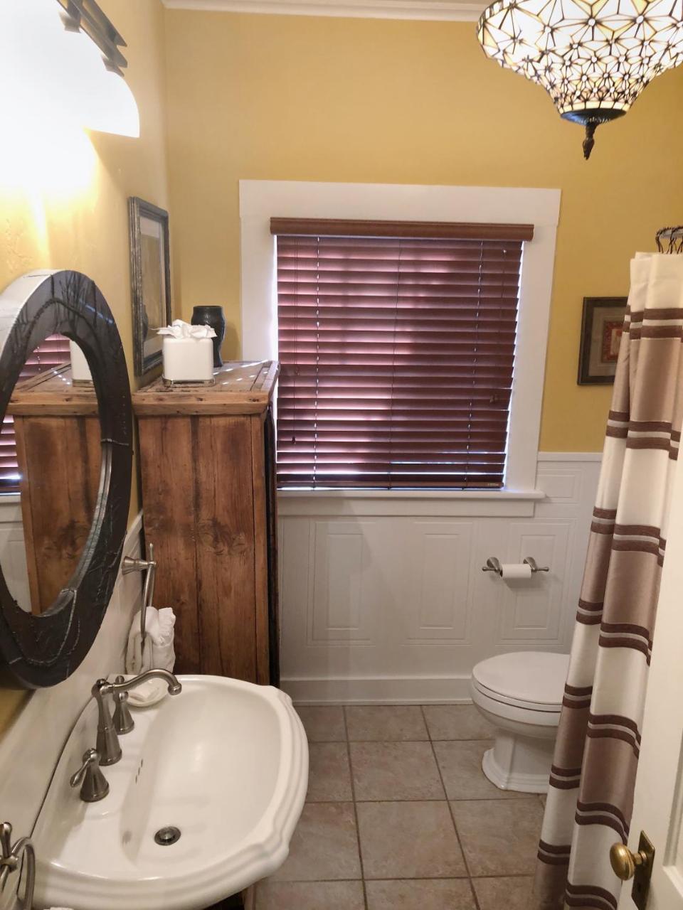 Lara House Bed And Breakfast Bend Bagian luar foto